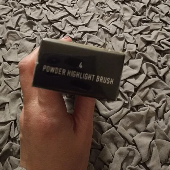 Kat Von D makeup brush #4 - Powder Highlight Brush - Picture 2 of 4